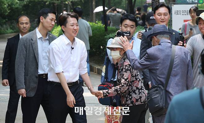 개혁신당 이준석 대선 후보가 28일 서울 여의도공원에서 점심시간을 이용해 산책 나온 직장인 유권자들을 만나며 지지를 호소하고 있다. 2025.5.28[이충우기자]