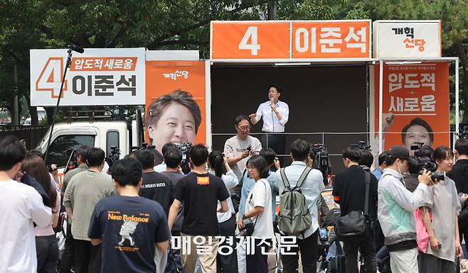 개혁신당 이준석 대선 후보가 28일 서울 여의도공원에서 점심시간을 이용해 산책 나온 직장인 유권자들을 만나며 지지를 호소하고 있다. 2025.5.28[이충우기자]