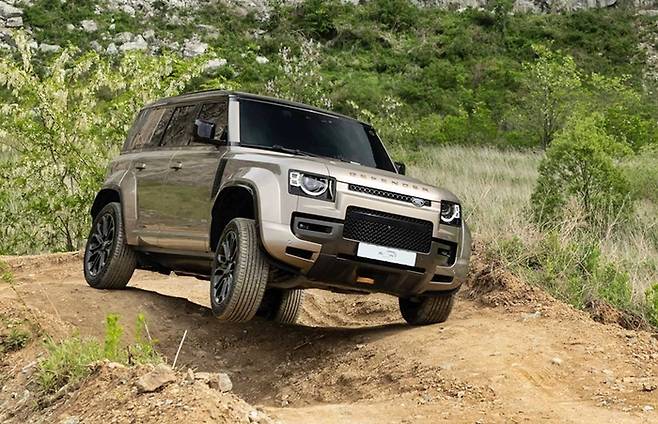 디펜더 OCTA 오프로드 주행 장면 [사진제공=플랫컴]