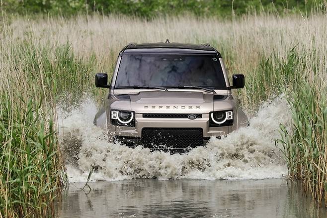 물살을 가르며 질주하는 디펜더 OCTA  [사진제공=플랫컴]