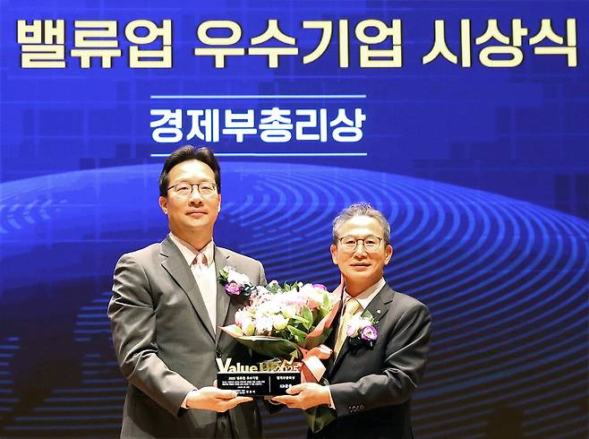 KB금융그룹이 한국거래소에서 열린 '밸류업 우수기업 시상식'에서 기업 가치를 끌어올린 성과를 인정받아 경제부총리상을 받았다고 28일 밝혔다. 양종희 KB금융그룹 회장(오른쪽)과 윤인대 기획재정부 차관보가 시상식에서 기념촬영을 하고 있다.  KB금융그룹