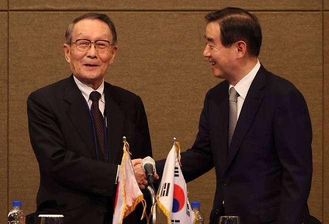 17일 서울 중구 롯데호텔에서 열린 한일경제인회의 폐막식에서 김윤 한일경제협회 회장과 사사키 미키오 일한경제협회 회장이 공동성명을 발표한 후 악수하고 있다. [한주형 기자]