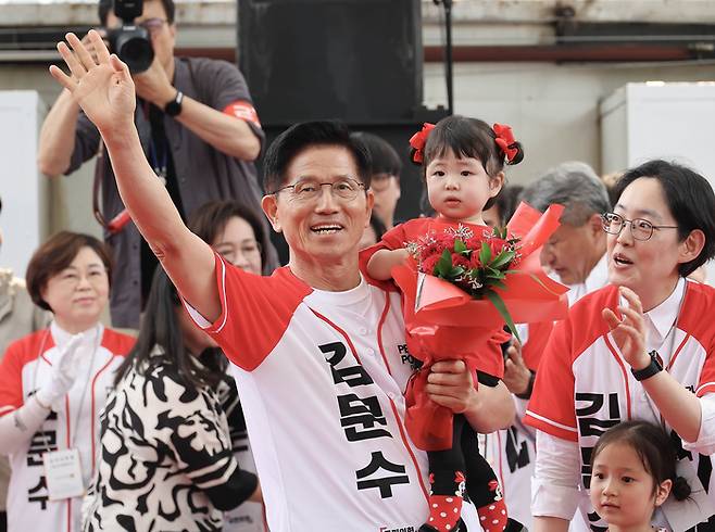 김문수 국민의힘 대선 후보가 28일 오후 충남 경북 경산시 경산공설시장에서 열린 유세에서 지지자들에게 인사하고 있다. [한주형 기자]