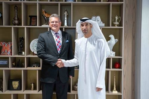 마로시 셰프초비치 EU 무역·경제안보 집행위원(좌)이 28일(현지시간) 아랍에미리트(UAE) 수도 아부다비에서 타니 빈 아흐메드 알 제유디 UAE 대외무역 특임장관과 만나 협상 개시 및 세부 로드맵에 합의했다. [연합뉴스]