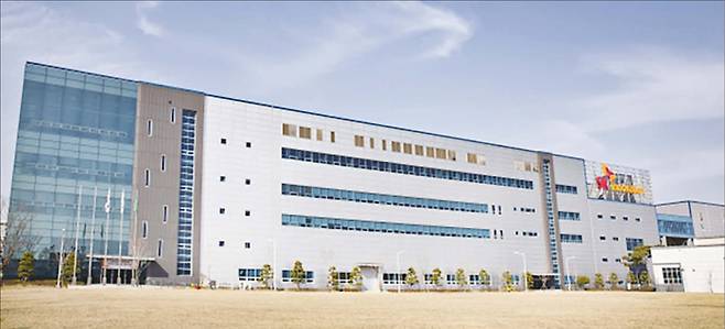 SK그룹의 지난해 단기성 차입금은 43조9620억원. 10대 그룹 단기성 차입금 중 24.2%를 차지한다. 사진은 SK온 서산 배터리 공장. (SK온 제공)