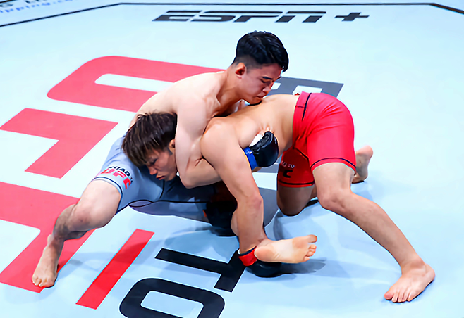 AFC 챔피언 박재현이 2023년 8월 싱가포르체육관 Road to UFC 시즌2 라이트급 토너먼트 준결승에서 일본레슬링협회 선수권대회 우승자 하라구치 신의 태클을 막으려 애쓰고 있다. 사진=TKO