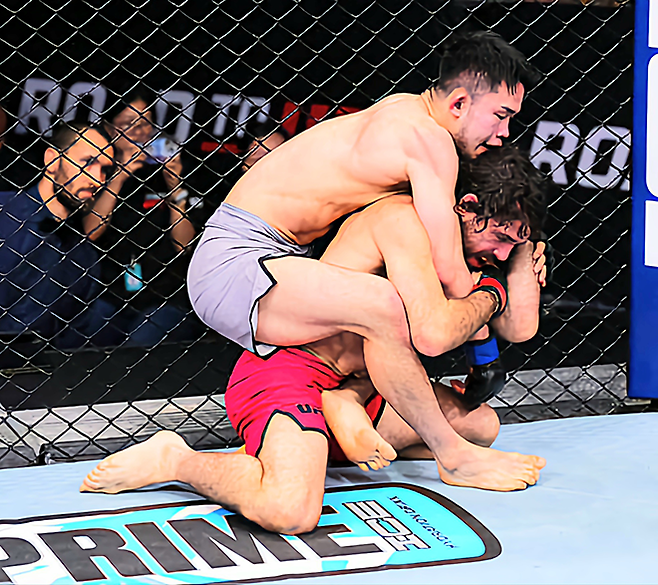 AFC 챔피언 박재현이 2025년 5월 중국 퍼포먼스 인스티튜트 상하이 Road to UFC 시즌4 라이트급 준준결승에서 호주 Eternal MMA 챔피언 잭 베커한테 백마운트를 타고 있다. 사진=TKO