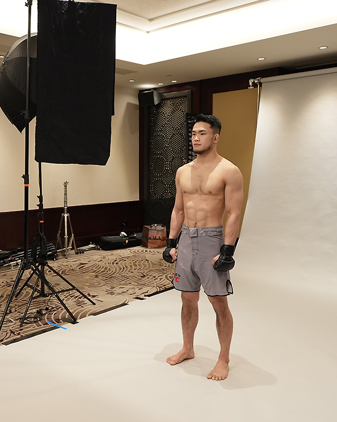 초대 AFC 라이트급 챔피언 박재현이 2025년 5월 중국 퍼포먼스 인스티튜트 상하이에서 Road to UFC 시즌4 준준결승 프로필을 촬영하고 있다. 사진=TKO