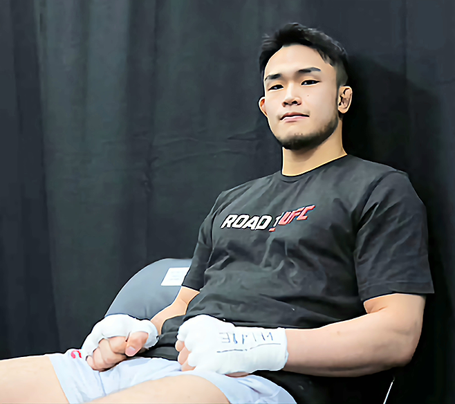 초대 AFC 라이트급 챔피언 박재현이 2025년 5월 중국 퍼포먼스 인스티튜트 상하이 Road to UFC 시즌4 준준결승 시작을 기다리고 있다. 사진=TKO
