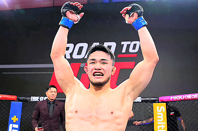 초대 AFC 라이트급 챔피언 박재현이 2025년 5월 중국 퍼포먼스 인스티튜트 상하이 Road to UFC 시즌4 8강전 승리 후 기뻐하고 있다. 사진=TKO