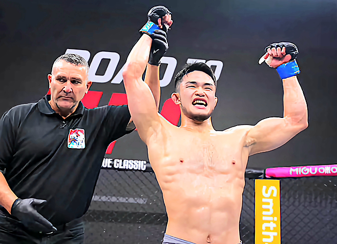 초대 AFC 라이트급 챔피언 박재현이 2025년 5월 중국 퍼포먼스 인스티튜트 상하이 Road to UFC 시즌4 8강전 승리 선언을 받고 있다. 사진=TKO