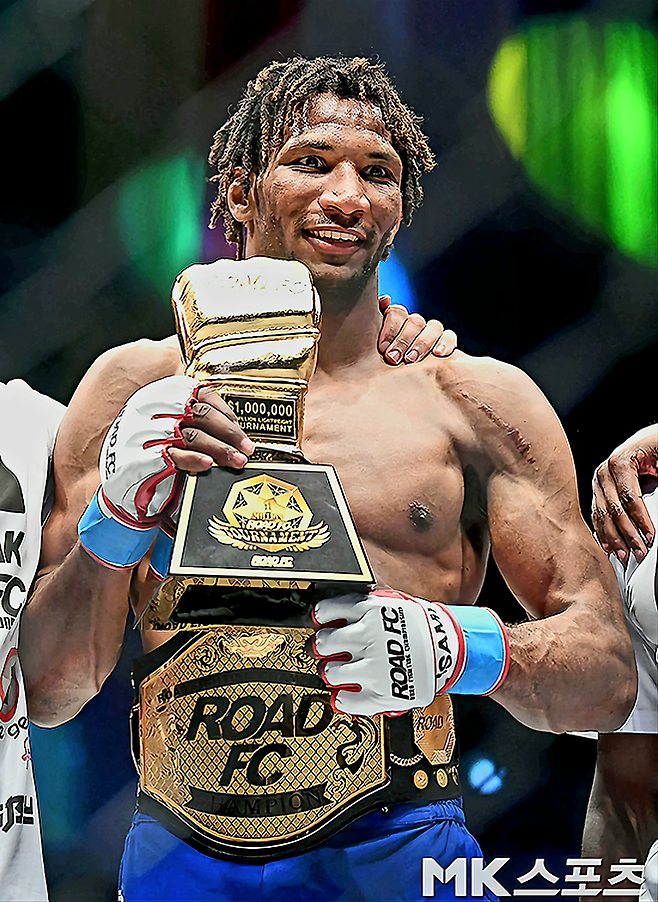 만수르 만수르 바르나위가 2019년 5월 제주특별자치도 한라체육관에서 제3대 로드FC 라이트급 챔피언 벨트를 맨 채 100만 달러 토너먼트 우승컵을 들며 기념 촬영을 하고 있다. 사진=MK스포츠DB