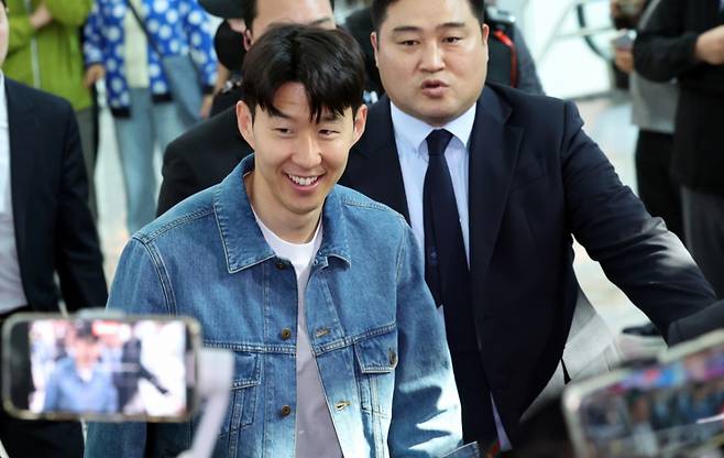손흥민이 27일 오후 밝은 모습으로 인천국제공항으로 귀국하며 팬들에게 인사를 하고 있다. /사진=뉴스1
