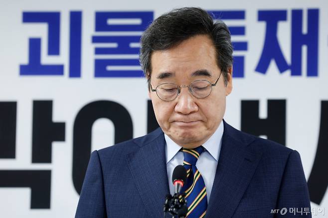 (서울=뉴스1) 안은나 기자 = 이낙연 새미래민주당 상임고문이 27일 서울 여의도 당사에서 김문수 국민의힘 대통령 후보와의 개헌·공동정부 연대와 김 후보 지지를 선언하며 기자회견을 하고 있다. 이 상임고문과 김 후보는 국민통합을 위한 공동정부 구성, 제7공화국 출범을 위한 개헌추진 협력, 2028년 대선·총선 동시실시를 통한 대통령과 국회의 임기 불일치 해소 및 3년 임기 실천 등에 동의하고 구체적 협의는 양당에 맡기기로 했다. 2025.5.27/뉴스1  Copyright (C) 뉴스1. All rights reserved. 무단 전재 및 재배포,  AI학습 이용 금지. /사진=(서울=뉴스1) 안은나 기자