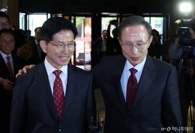 [서울=뉴시스] 고승민 기자 = 김문수 국민의힘 대선 후보와 이명박 전 대통령이 27일 서울 여의도 켄싱턴 호텔 로비에서 오찬 전 대화를 하고 있다. 2025.05.27. kkssmm99@newsis.com /사진=고승민