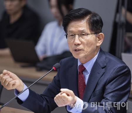 김문수 국민의힘 대통령 후보가 22일 서울 용산구 대한의사협회를 방문해 김택우 의사협회장을 비롯한 회장단과 가진 간담회에서 의정갈등 해소에 대한 입장을 설명하고 있다./사진=(서울=뉴스1) 이광호 기자