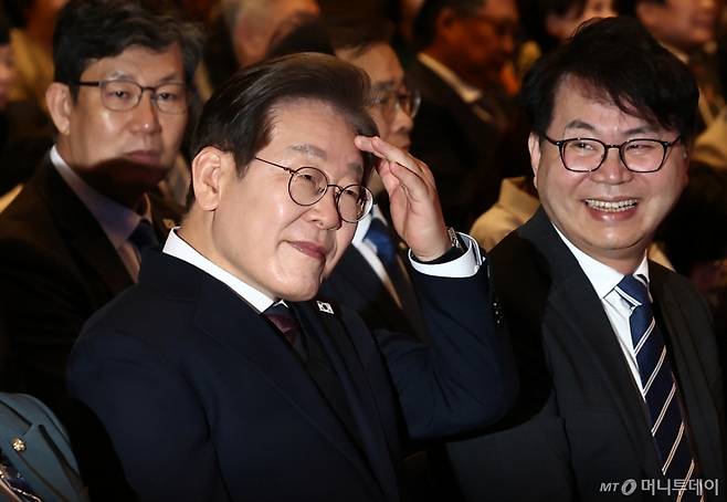 (서울=뉴스1) 김민지 기자 = 이재명 더불어민주당 대통령 후보가 8일 오후 서울 영등포구 중소기업중앙회에서 열린 선거대책위원회 직능본부 민생정책 협약식에서 자리하고 있다. 오른쪽은 이한주 민주연구원장. 2025.5.8/뉴스1  Copyright (C) 뉴스1. All rights reserved. 무단 전재 및 재배포,  AI학습 이용 금지. /사진=(서울=뉴스1) 김민지 기자