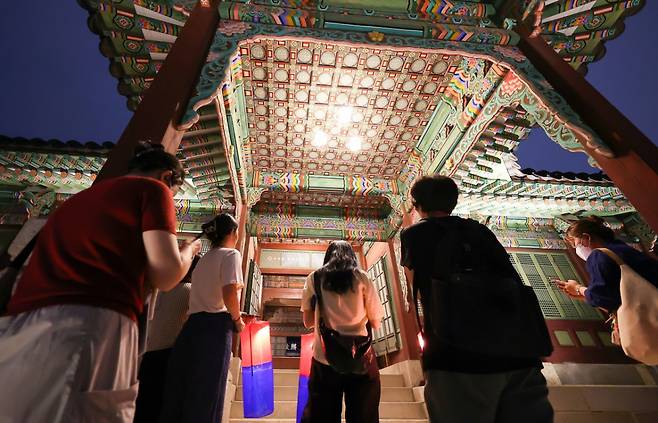 지난해 9월 11일 오후 서울 종로구 창덕궁에서 열린 달빛기행 사전행사에서 참가자들이 궁내를 들러보고 있다. / 사진 = 뉴스1