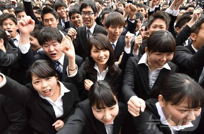 일본 도쿄에서 열린 취업 관련 행사에 대학생들이 구호를 외치고 있다. /AFPBBNews=뉴스1