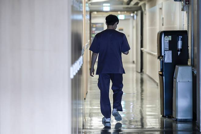 지난 27일 서울시내 대학병원 전공의 전용공간에서 의료진이 이동하고 있다. /사진=뉴시스