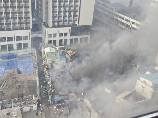 건물 위층에서 바라본 세운상가 인근 건물 화재 현장 모습. 소방이 화재 진압에 나서고 있다./사진=박상혁 기자.
