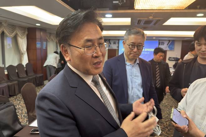 유상임 과학기술정보통신부 장관이 28일 오후 서울 중구 코리아나호텔에서 열린 'AI·디지털 기술사업화 전략대화'를 마치고 취재진과 인터뷰하고 있다./사진=성시호 기자 shsung@