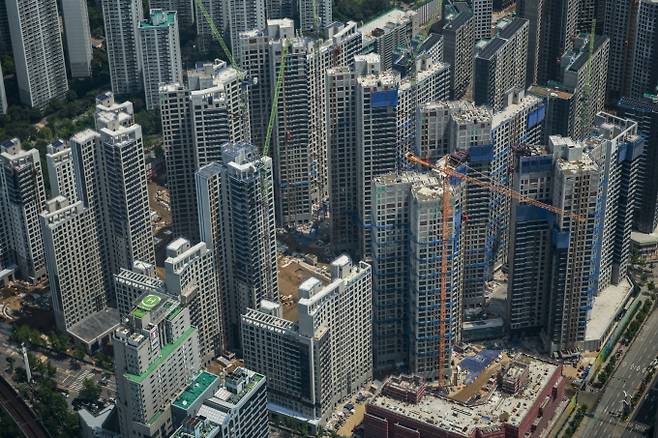 4월 민간아파트 공급 물량이 전월 대비 2배 이상으로 늘고 1순위 청약경쟁률도 소폭 상승한 것으로 나타났다.2025년 4월 전국 아파트 분양 물량은 1만3262가구로 집계됐다. 3월(5656가구)과 비교해 134% 증가한 것으로, 1분기(1~3월) 전체 공급 물량(1만2857가구)보다 많았다. 사진은 13일 서울 송파구 롯데월드타워 전망대 서울스카이에서 바라본 서울시내 아파트 공사현장. /사진=뉴시스