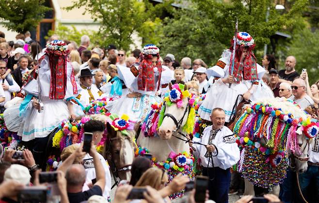 동유럽 낭만을 품은 나라 체코에서 전통 민속축제 '왕들의 탈 것'이 진행됐다. 사진은 지난 25일(현지시각) 체코 블츠노프에서 진행된 전통 민속 축제 '왕들의 탈것'에서 현지 전통 여성 의상을 입은 소년들이 말 위에 오른 모습. /사진=로이터