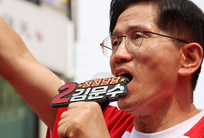 김문수 국민의힘 대선 후보가 28일 경북 경산 유세에서 교육 공약을 언급했다. 사진은 이날 경남 양산 유세를 진행하는 김 후보. /사진=뉴스1(공동취재)