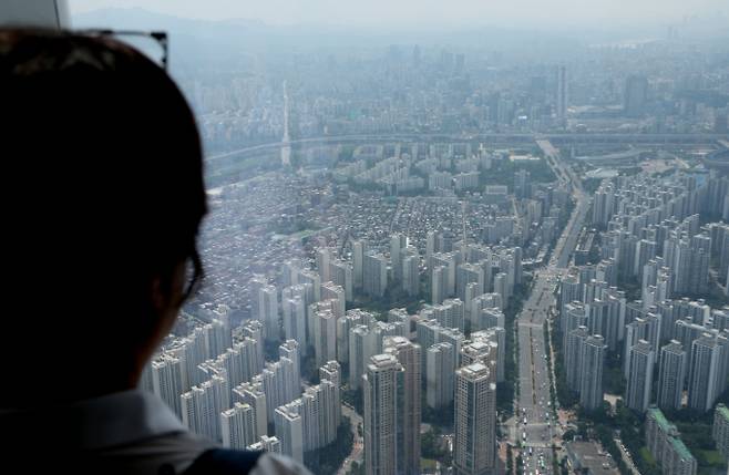 서울 강남권 아파트값이 급등하는 가운데 노도강(노원·도봉·강북)은 하락세를 보였다. 서울 롯데월드타워 전망대 서울스카이에서 바라본 아파트 모습. /사진=뉴시스