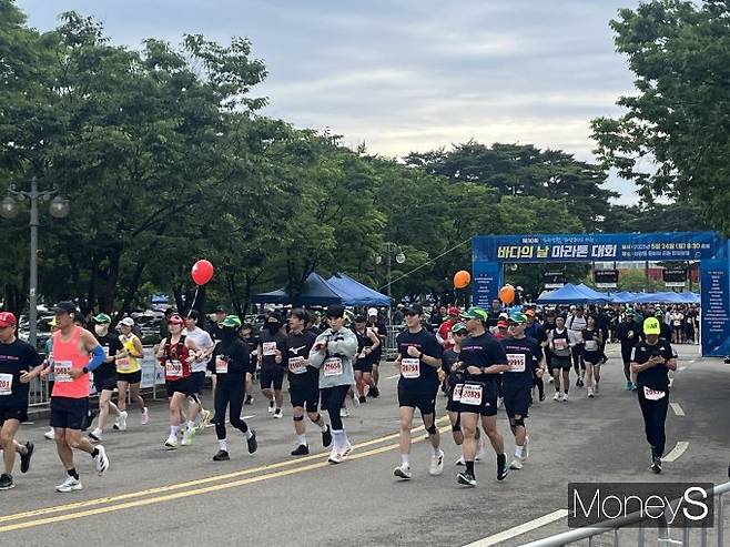 제30회 바다의날 마라톤대회가 출발 신호와 함께 시작됐다. 사진은 지난 24일 서울 마포구 평화의공원에서 열린 대회에서 참가자들이 출발선을 지나 레이스를 시작하고 있는 모습. /사진= 김대영 기자