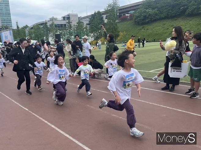 지난 24일 서울 강남구 대치유수지체육공원에서 열린 ‘라이트업 키즈레이스’ 영유아부 경기에서 아이들이 보호자와 함께 또는 혼자서 트랙 위를 힘차게 달리고 있다. /사진=김대영 기자