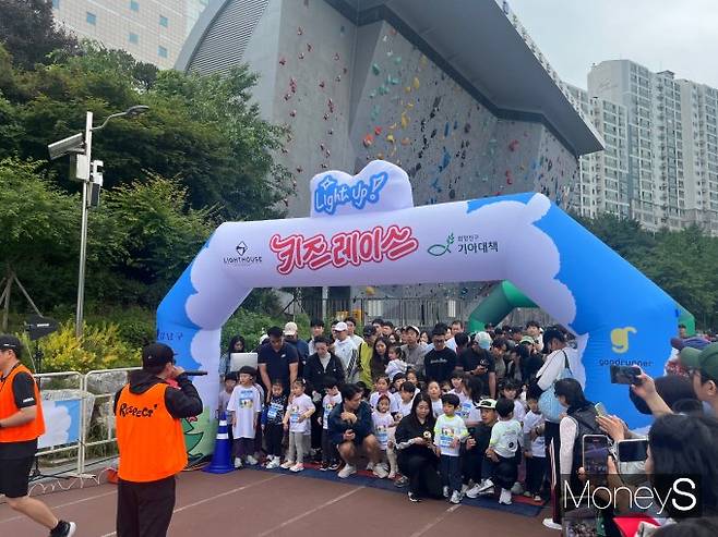 지난 24일 서울 강남구 대치유수지체육공원에서 열린 ‘라이트업 키즈레이스’ 영유아부 참가자들이 보호자와 함께 출발선 앞에서 단체사진을 촬영하고 있다. /사진=김대영 기자