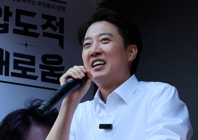 이준석 개혁신당 대선후보가 25일 서울 종로구 종묘 인근 서순라길에서 거리 유세를 하고 있다. 사진공동취재단