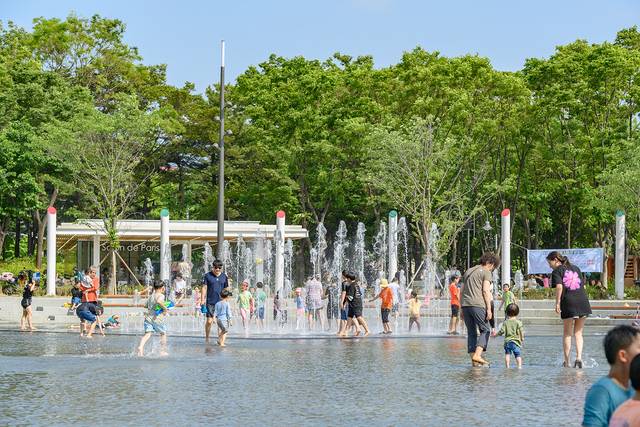 서울 양천구 파리공원에서 어린이와 가족들이 바닥분수를 즐기고 있다. 양천구청 제공