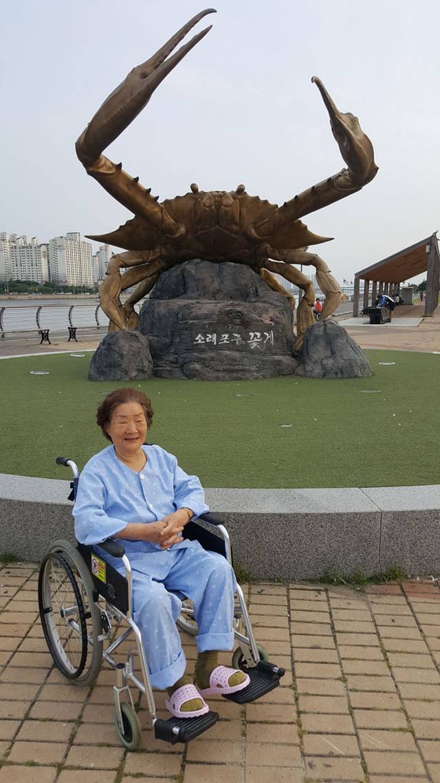 고 심순애 씨가 2018년 인천 남동구 소래포구항에서 나들이를 즐기며 기념사진을 찍고 있다.  초록우산 제공