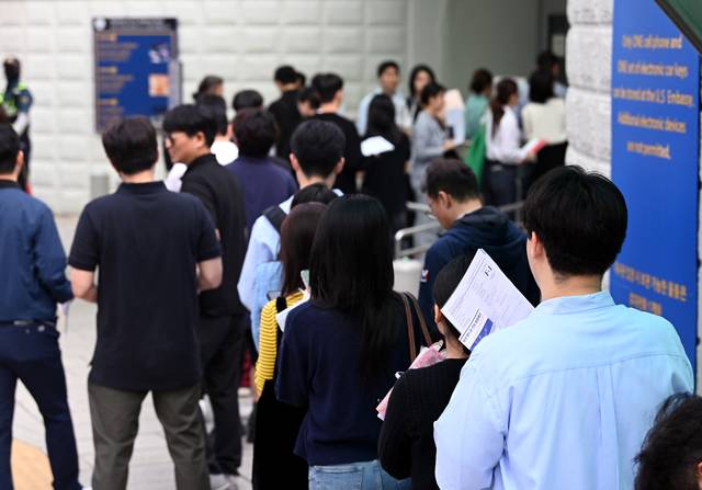 ‘미국 갈 수 있나…’ 28일 오전 서울 종로구 주한 미국대사관 앞에 유학 비자를 발급받으려는 학생들이 줄을 서 있다.   윤성호 기자