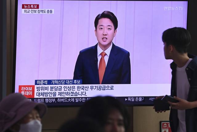 28일 오전 서울역 대합실에서 시민들이 이준석 개혁신당 대통령 선거 후보의 전날 TV 토론회 발언 관련 뉴스를 시청하고 있다.  백동현 기자