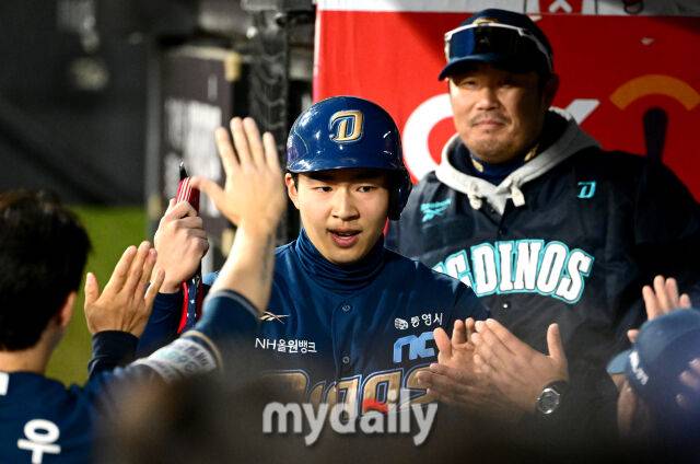 2025년 4월 9일 오후 경기도 수원KT위즈파크에서 진행된 '2025 신한 SOL뱅크 KBO 리그' NC 다이노스와 KT 위즈의 경기. NC 2루 주자 김휘집이 2회말 무사 2루서 김형준의 1타점 2루타 때 홈을 밟고 기뻐하고 있다./마이데일리