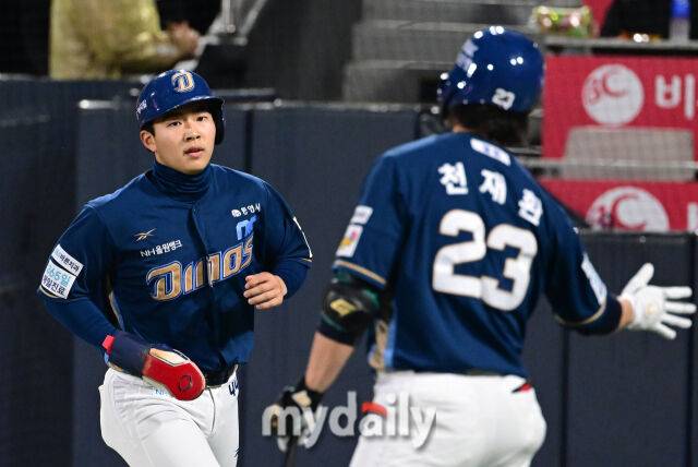 2025년 4월 9일 오후 경기도 수원KT위즈파크에서 진행된 '2025 신한 SOL뱅크 KBO 리그' NC 다이노스와 KT 위즈의 경기. NC 2루 주자 김휘집이 2회말 무사 2루서 김형준의 1타점 2루타 때 홈을 밟고 천재환의 축하를 받고 있다./마이데일리