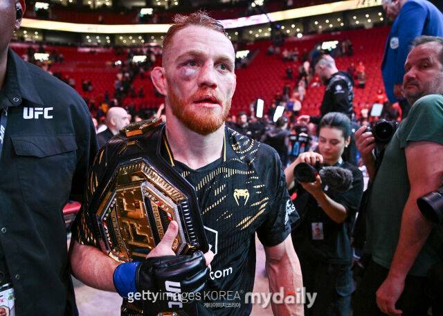 델라 마달레나가 UFC 315에서 무하마드를 꺾고 UFC 챔피언에 오른 후 퇴장하고 있다. /게티이미지코리아