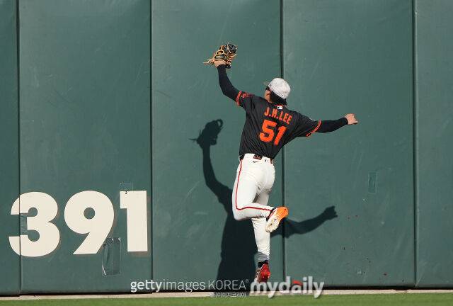 샌프란시스코 자이언츠 이정후가 1회 호수비를 펼치고 있다./게티이미지코리아