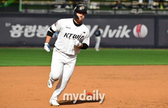 2025년 4월 9일 오후 경기도 수원KT위즈파크에서 진행된 '2025 신한 SOL뱅크 KBO 리그' NC 다이노스와 KT 위즈의 경기. KT 강백호가 8회말 1사 1루서 2점 홈런을 친 뒤 그라운드를 돌고 있다./마이데일리