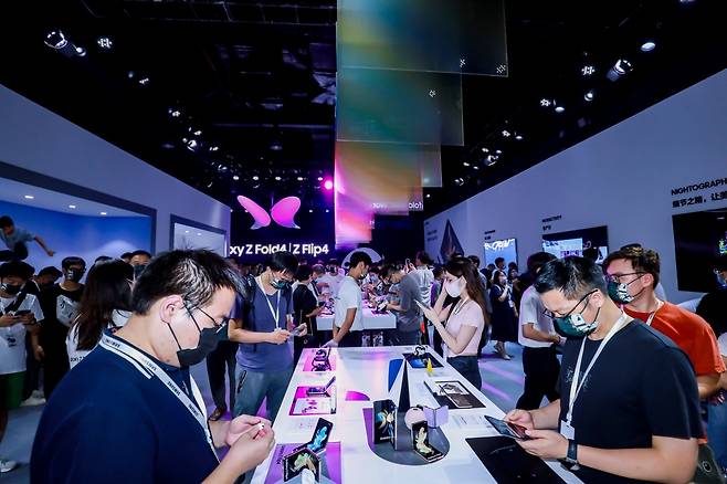 세계 최대 스마트폰 시장인 중국에서 삼성의 점유율은 0~1%대에 불과한 반면 샤오미는 ‘중국 애국 소비’를 앞세워 스마트폰 1위 삼성을 위협하고 있다. 중국의 삼성 갤럭시 체험 매장 [사진, 삼성전자]