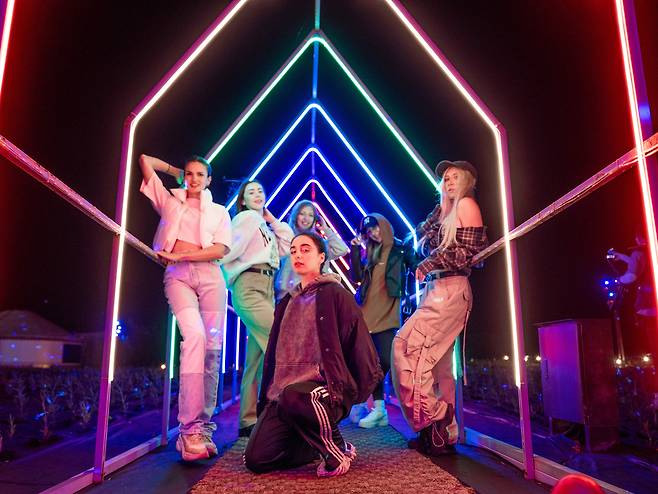 제주 에코랜드 무지개 터널의 외국인 연기자들