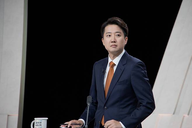 이준석 개혁신당 대선후보가 지난 27일 서울 마포구 상암동 MBC 스튜디오에서 열린 정치 분야 TV 토론회를 준비하고 있다. [국회사진기자단]