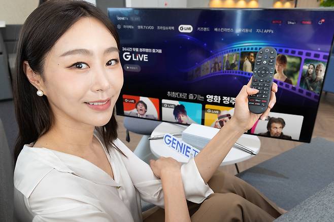 KT 관계자가 지니 TV에서 운영하는 ‘G LIVE’를 소개하는 모습 [KT 제공]