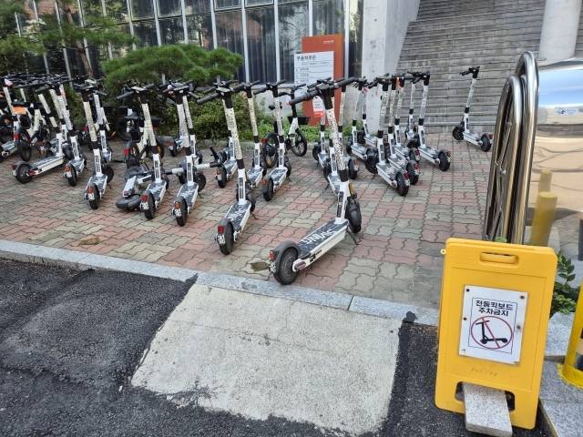 ‘전동킥보드 주차금지’ 안내가 있는데도 전동킥보드가 주차돼 있는 모습. [헤럴드DB]
