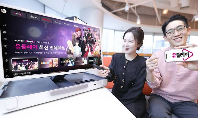 LG유플러스 직원들이 ‘크런치롤’의 신작을 소개하고 있다.  [LG유플러스 제공]