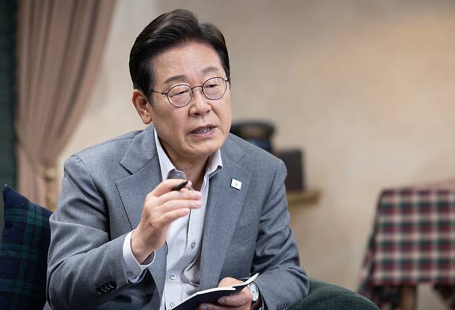 이재명 더불어민주당 대선 후보. 사진은 이 후보가 28일 서울 강남구의 한 스튜디오에서 열린 K-이니셔TV ‘1400만 개미와 한배 탔어요’ 유튜브 라이브에서 발언하는 모습. 2025.5.28 [공동취재] [연합]